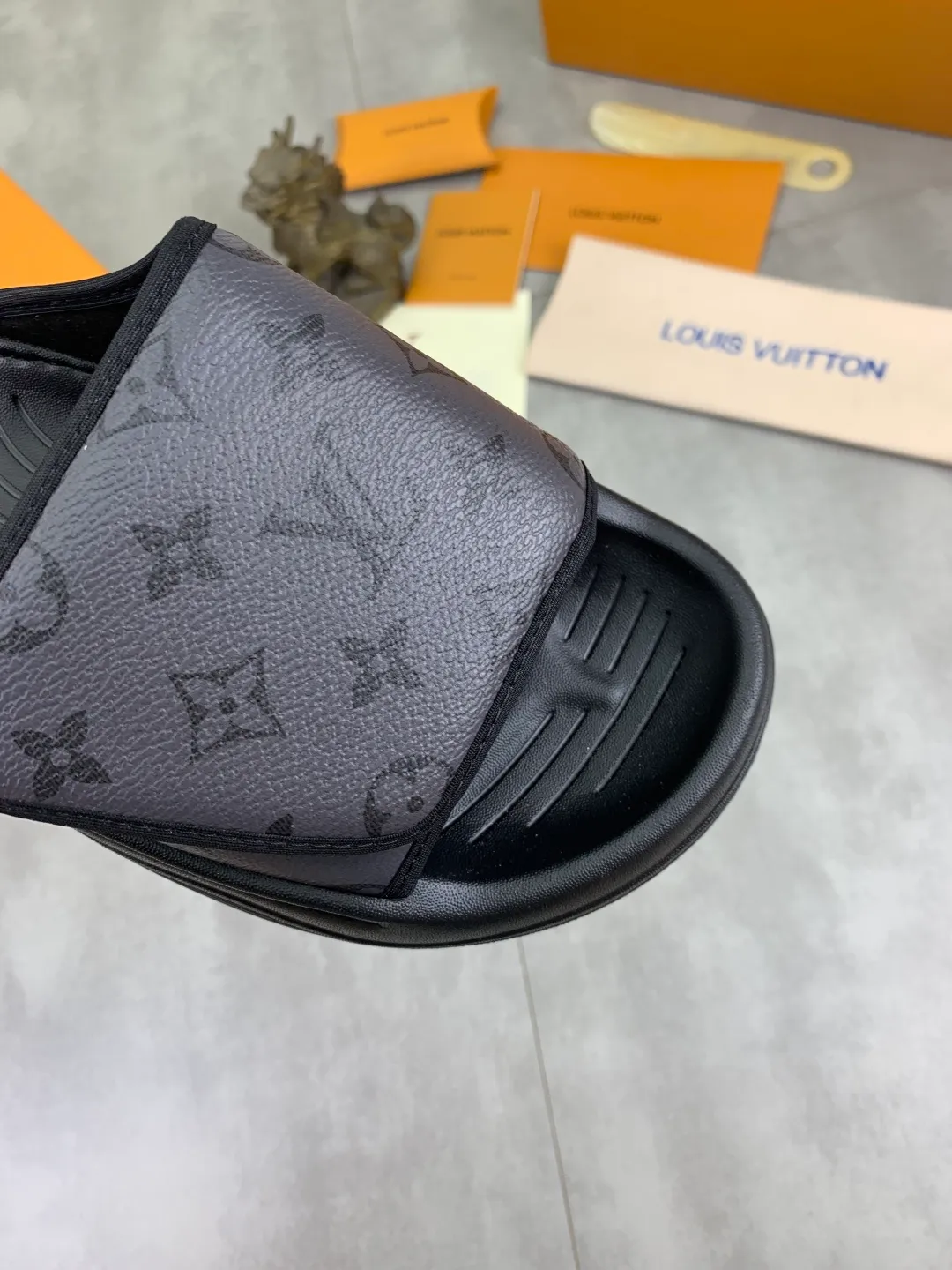 Men's shoes 💰P320💰【New style】🆘 Original quality 【LOUIS VUITTON】The popular Louis Vuitton LV men's slippers on the official website are on sale simultaneously! Original fabric imported from Italy. Original bottom provided by the original factory. Number of yards: 38-44 (customized to 45). Multiple colors to choose from. Fully packaged drawer box.
